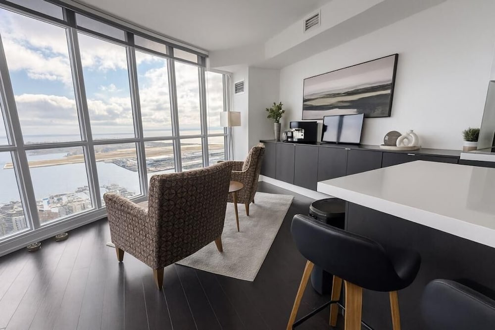 Iceboat Elegance Suites - carbon neutral hotel in Toronto