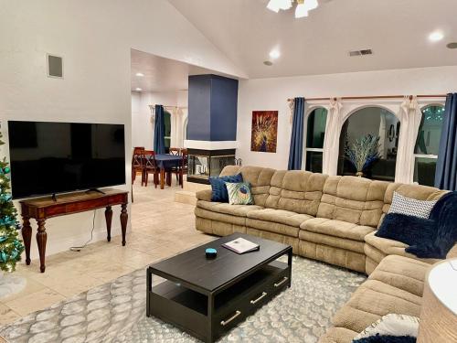 Peacock House Sleeps 12 Hot Tub Game Room — 4-Star Luxury Hotel in Ahwahnee, United States