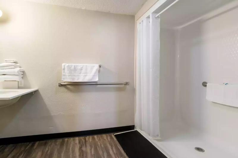Rodeway Inn Canton - photo 26