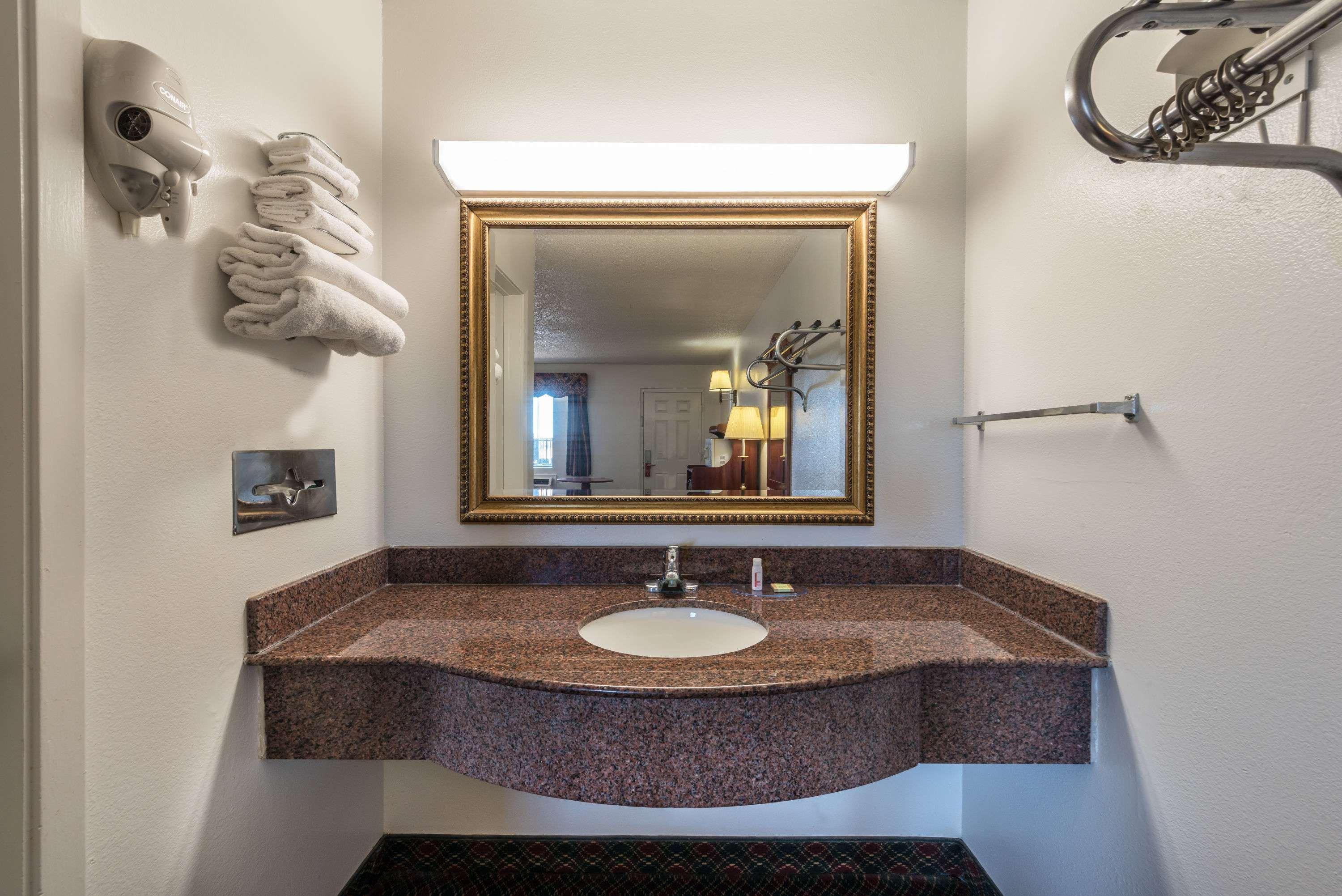 Super 8 by Wyndham Eastland - photo 21