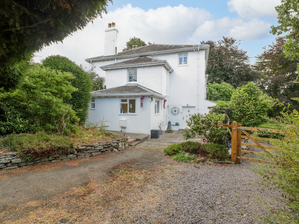 Pentre Court Cottage — 4-Star Luxury Hotel in Abergavenny, United Kingdom