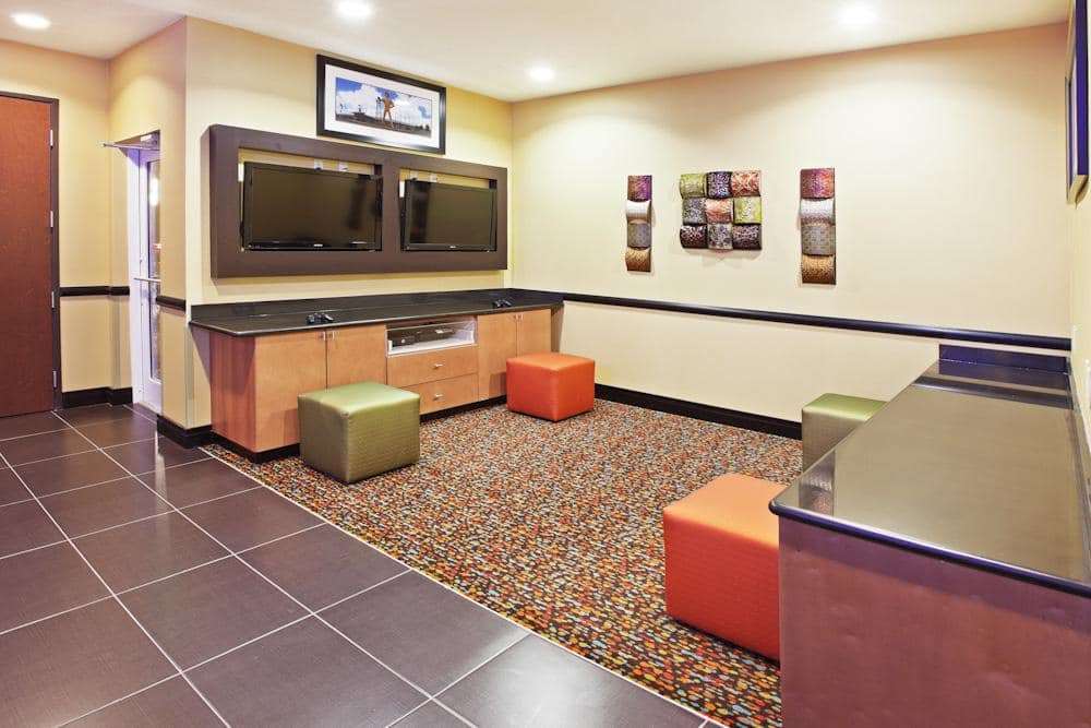 La Quinta Inn & Suites by Wyndham Tulsa Catoosa Route 66 - photo 39