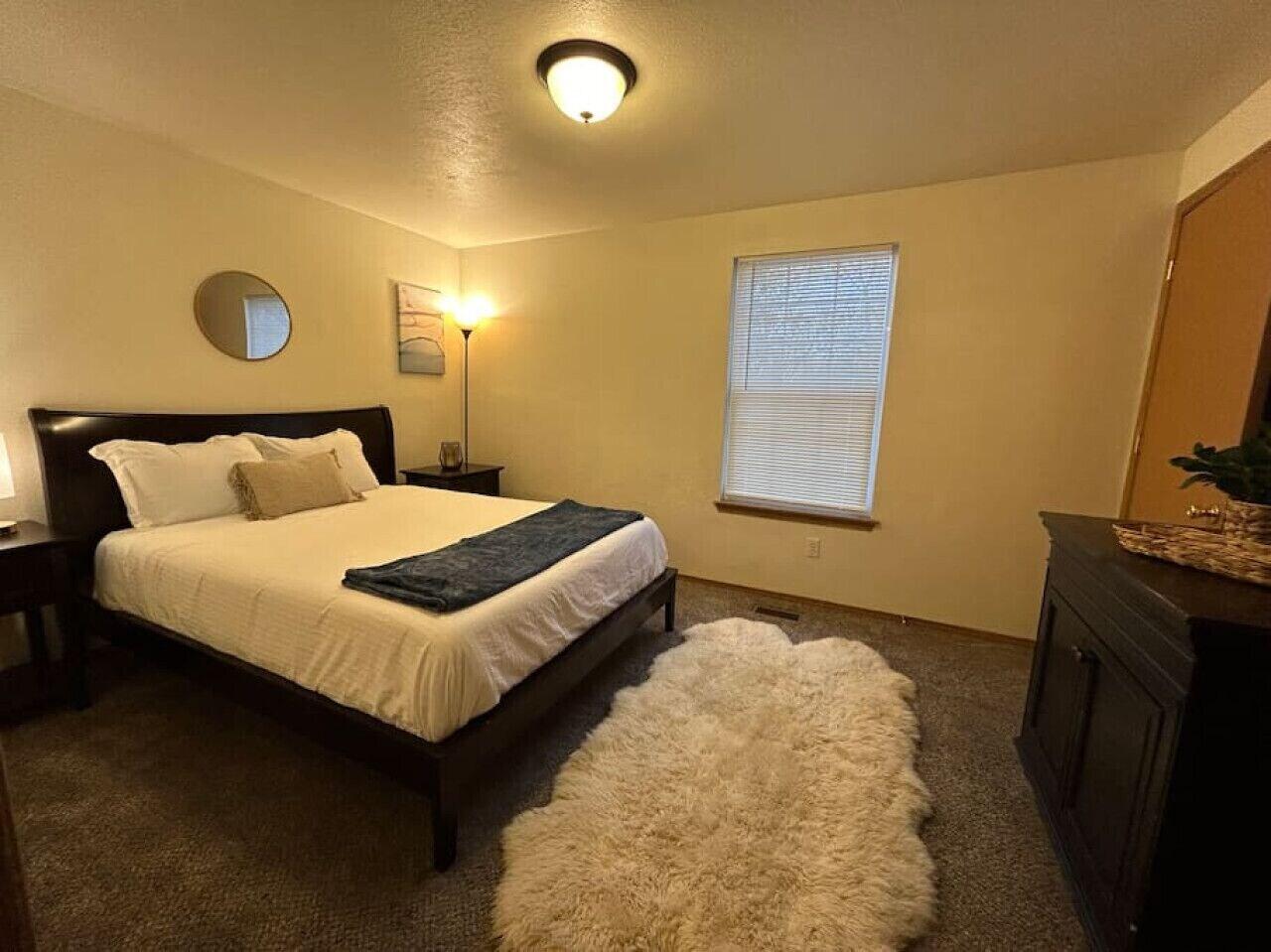 Clyde’s Crib: Cozy Ms. Pac Man in Boise, United States