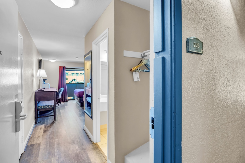 Econo Lodge Bay Breeze - photo 24