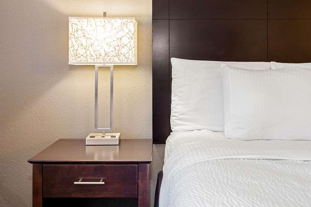 La Quinta Inn & Suites by Wyndham Milwaukee Delafield - photo 13