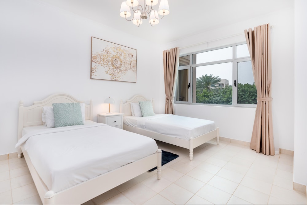 Lux BnB Greens & Views Lake View — 5-Star Luxury Hotel in Dubai, United Arab Emirates