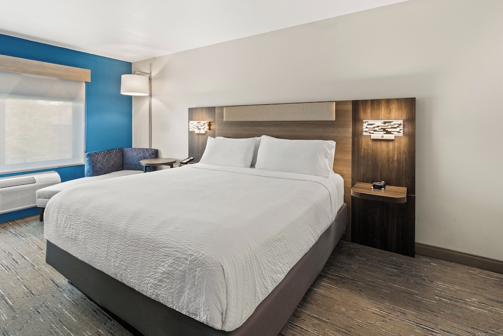 Holiday Inn Express and Suites Fairmont by IHG - photo 23