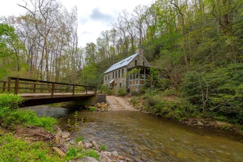Kibbin Private Luxury Stone Cottage by Creek — 4-Star Luxury Hotel in Marion, United States