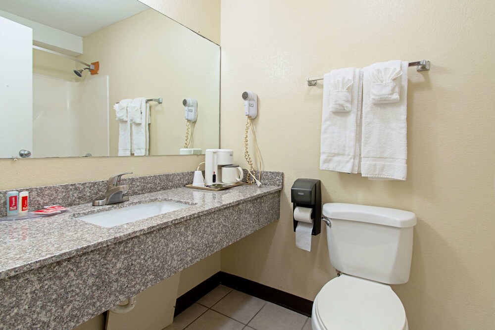 Knights Inn Utica - photo 16