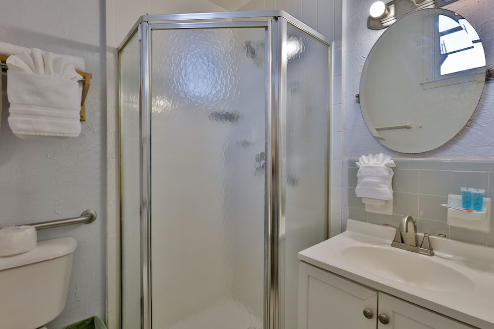 Coastal Waters Inn - photo 6