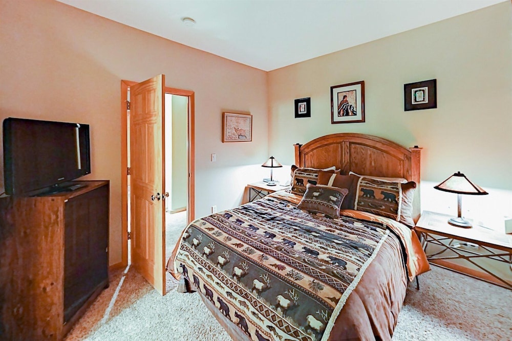 Family friendly 3 Bedroom Vacation Rental in West Keystone Resort Along the Snake River With Pool and Hot Tub - photo 26