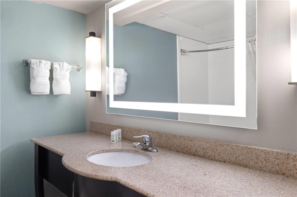 Wingate by Wyndham Greensboro Coliseum - photo 14