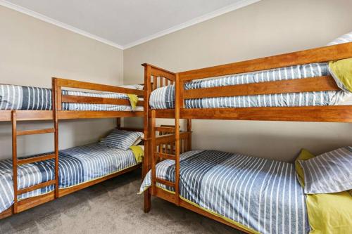 The Landcastle Family Holiday Home Corporate Wifi — 4-Star Luxury Hotel in Apollo Bay, Australia