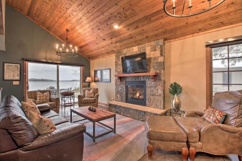 Pelican Lake Retreat with Fire Pit Dock and Grill — hotel in Breezy Point