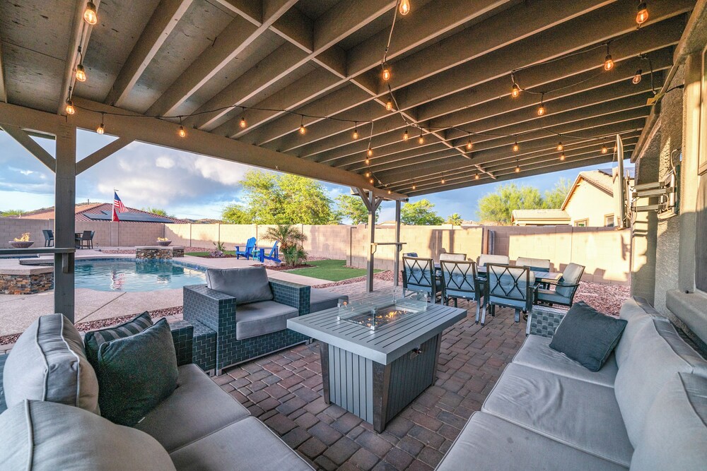 Pool and Patio Family Friendly Goodyear Home — 4-Star Luxury Hotel in Liberty, United States