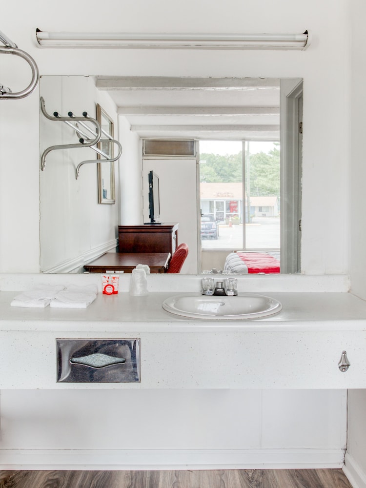 OYO Inn Kernersville - photo 19