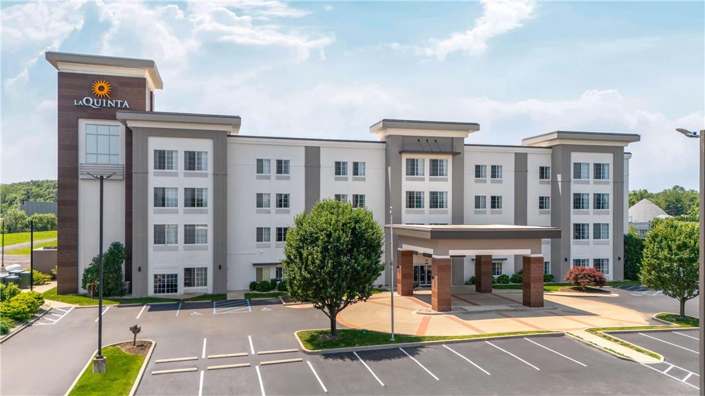 La Quinta Inn & Suites by Wyndham Columbus Edinburgh - photo 3