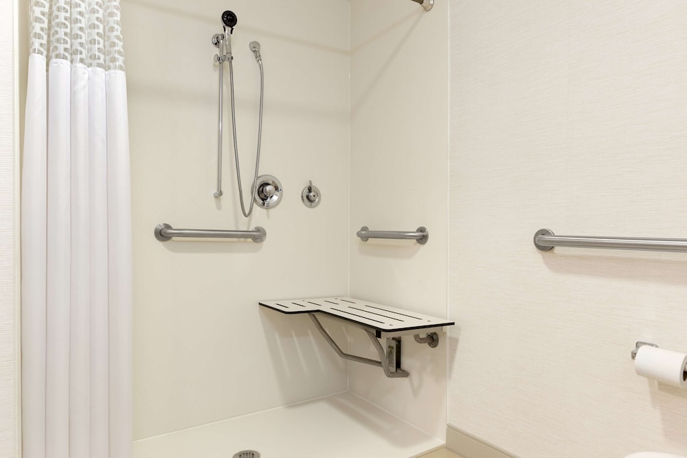 Hampton Inn & Suites Manchester Bedford - photo 17