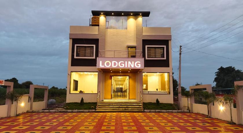 Hotel Keshar Palace in Ahmadnagar, India