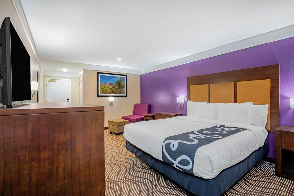 La Quinta Inn & Suites by Wyndham Hesperia Victorville - photo 23