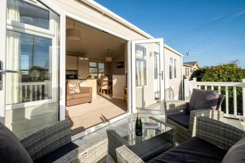 Sea La Vie — 4-Star Luxury Hotel in None, United Kingdom