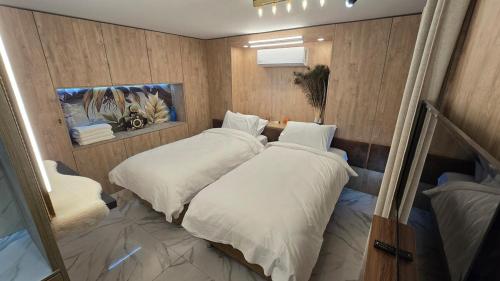 Hotel Room With Bathroom and Kitchenette in Safed, Israel