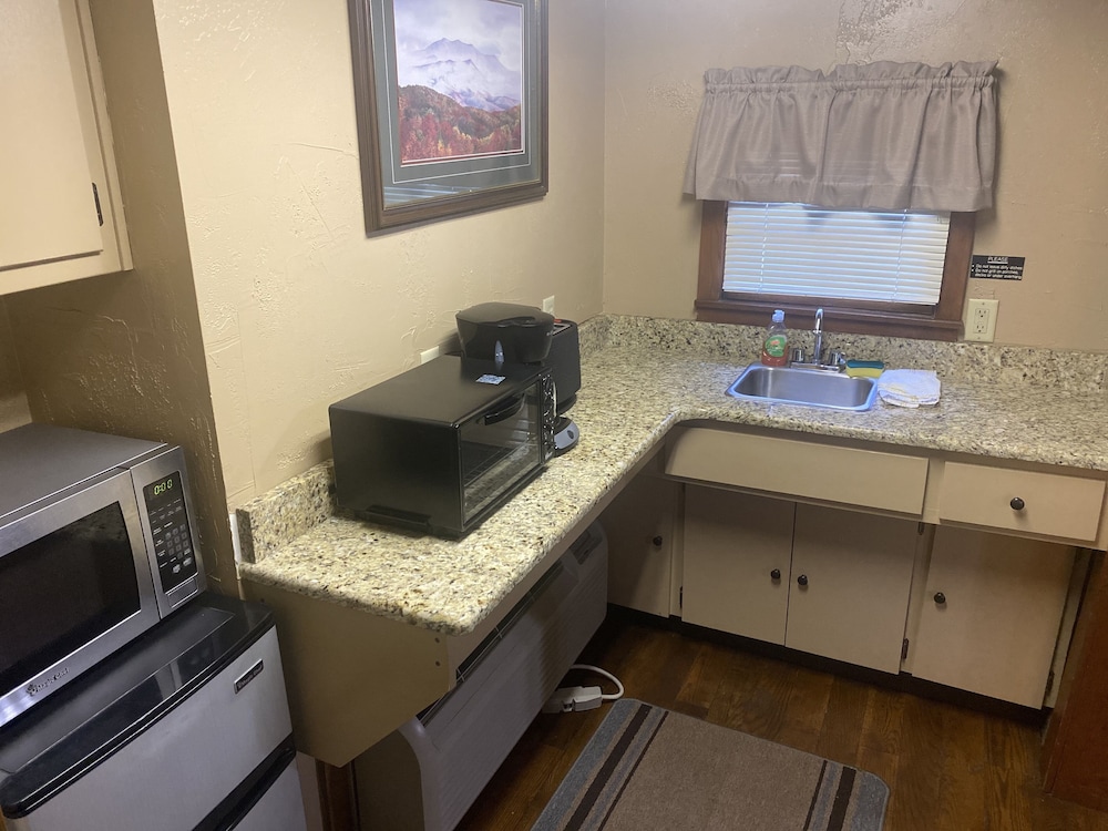 Carr's Northside Motel and Cottages - photo 40