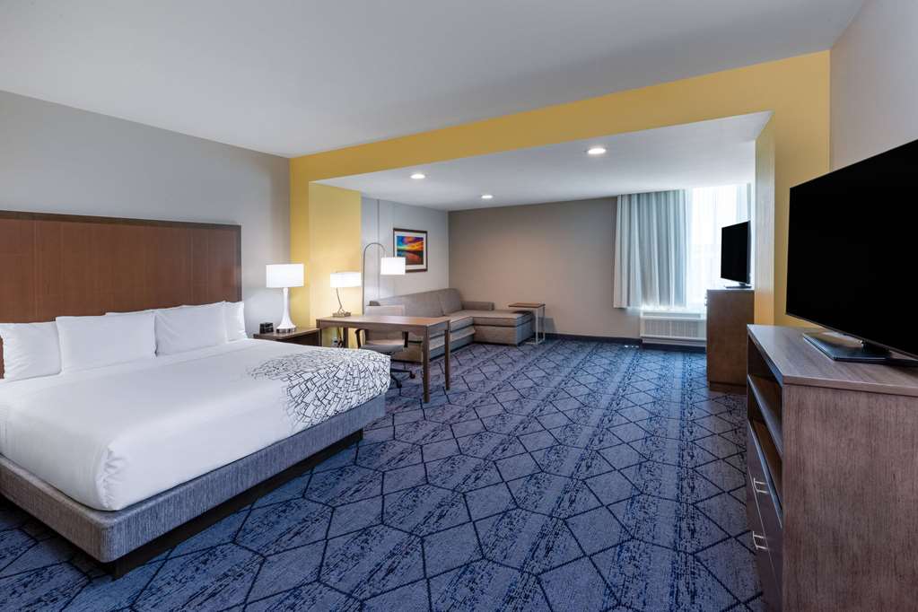 La Quinta Inn & Suites by Wyndham Round Rock near Kalahari - photo 32