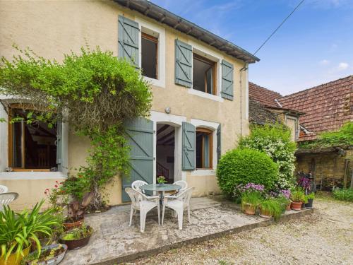 Gîte mitoyen piscine commune 4 personnes in Montignac, France