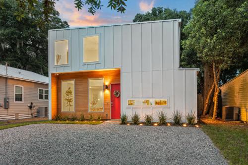 La Costa Modern Coastal Home with Firepit Near Historic Downtown & Short Drive to Beach — 4-Star Luxury Hotel in Saint Augustine, United States