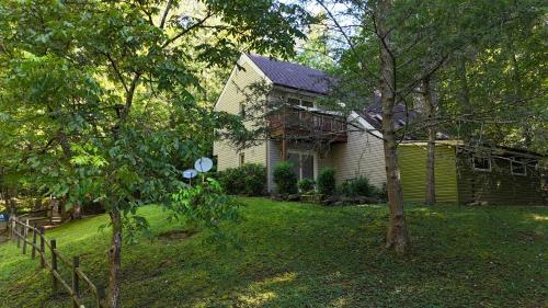 Family Fun Cozy Cabin — 4-Star Luxury Hotel in Gatlinburg, United States