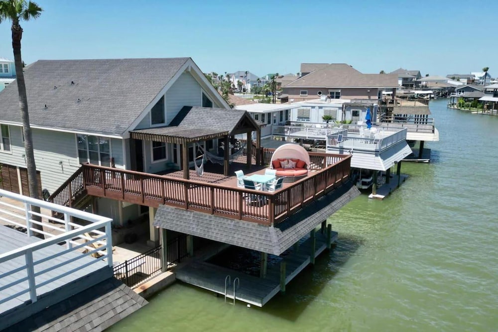 Stunning 5 bed Villa in Tiki Island Pet friendly — 4-Star Luxury Hotel in Galveston, United States