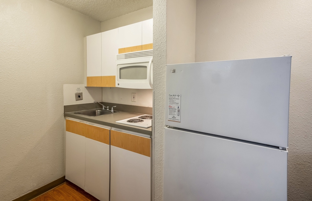 HomeTowne Studios by Red Roof Orlando South - photo 15
