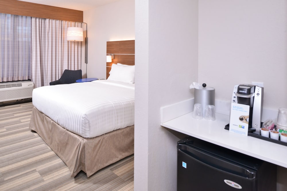 Holiday Inn Express & Suites Indianapolis Dtn Conv Ctr Area by IHG - photo 21