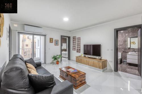 Wonderful 2BR home w comfy sofa SMART TV & WIFI by 360 Estates — 4-Star Luxury Hotel in Sliema, Malta