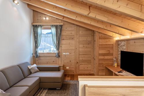 Luxury Apartment Majon de Rita — 4-Star Luxury Hotel in Vigo Di Fassa, Italy