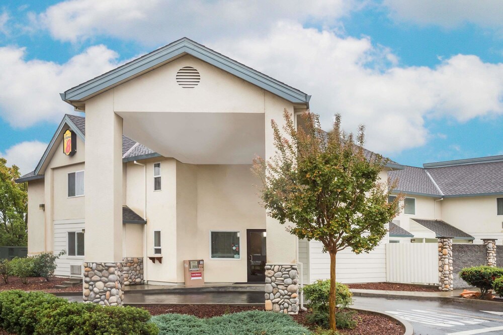Super 8 by Wyndham Cloverdale Wine Country - photo 2