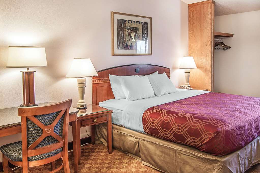 Econo Lodge Inn & Suites Madras - photo 28