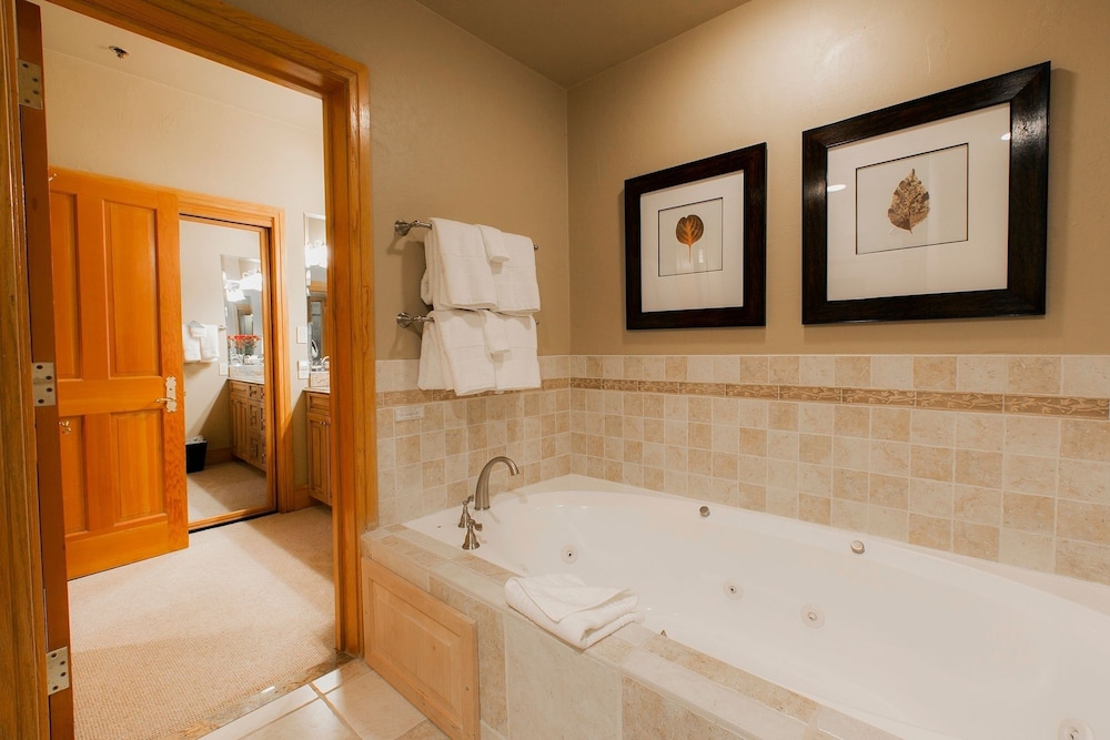 Luxury Four Bedroom Suite with Three Hot Tubs 4 Apartment Hotel by RedAwning - photo 22