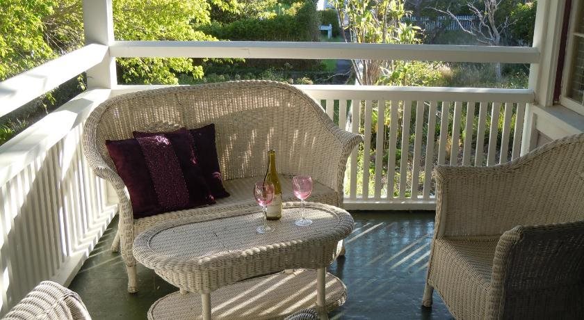 Jacaranda Inn - carbon neutral hotel in Waimea