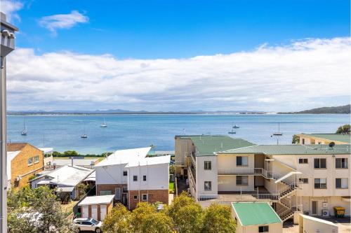 The Shoal 508 Bullecourt St stunning views air con lift and Wi Fi — 4-Star Luxury Hotel in Shoal Bay, Australia