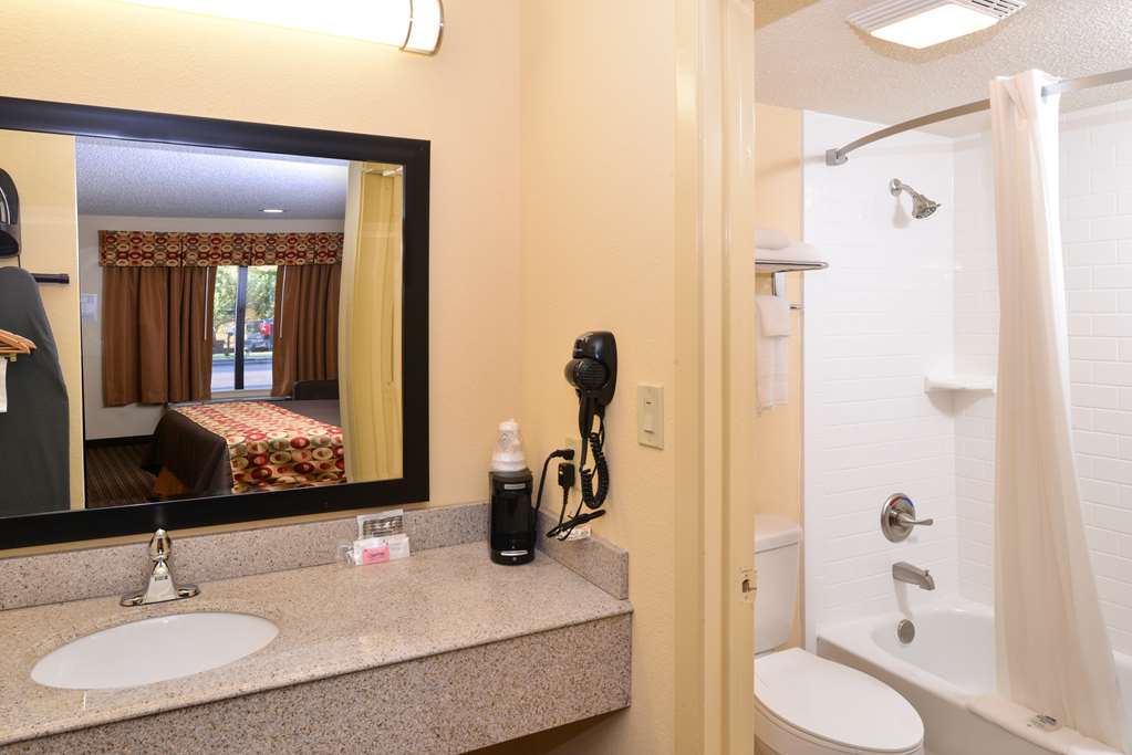 Americas Best Value Inn Tupelo Barnes Crossing - photo 10