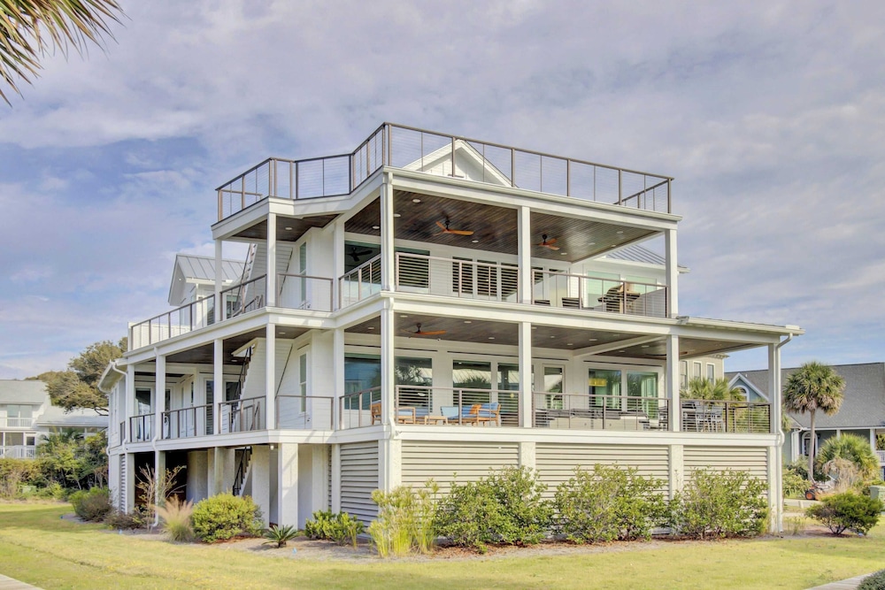 7 Beachwood East by Avantstay Steps to the Beach Ocean Views Hot Tub 7bdr in Isle Of Palms, United States