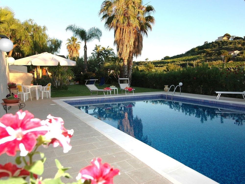 Holiday Home With Private Pool Near The Beach 13007182 — Trappeto
