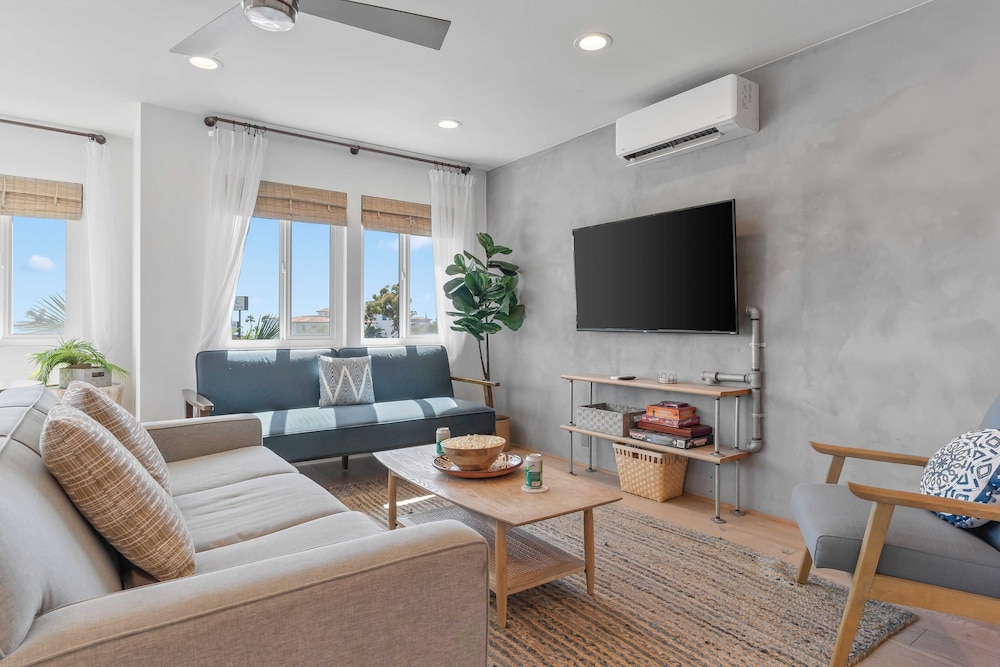 El Camino Surfhouse B by Avantstay Ocean Views & Deck Near Trestles Beach — 4-Star Luxury Hotel in San Clemente, United States
