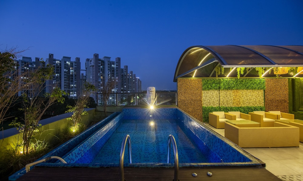Treebo Premium Embassy Inn - last minute hotel in Noida