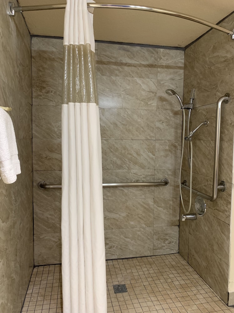 California Inn and Suites Bakersfield - photo 42