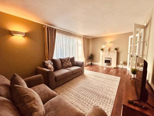 Stunning 3BR House w Parking — 4-Star Luxury Hotel in Stevenage, United Kingdom