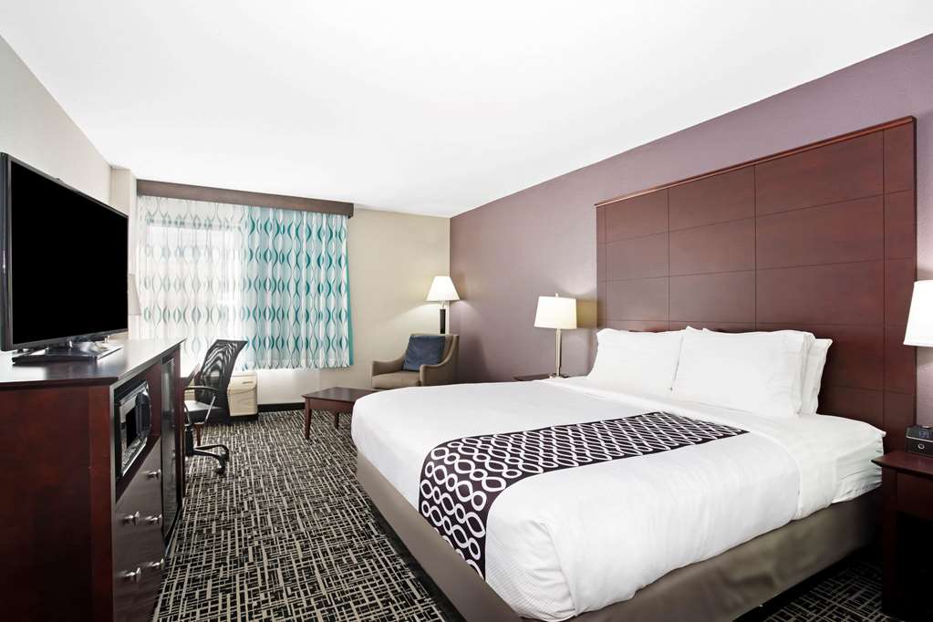 La Quinta Inn & Suites by Wyndham Denver Aurora Medical - photo 16