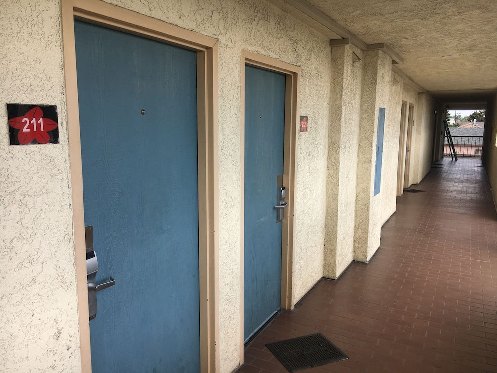 Bellflower Travel Inn - photo 49